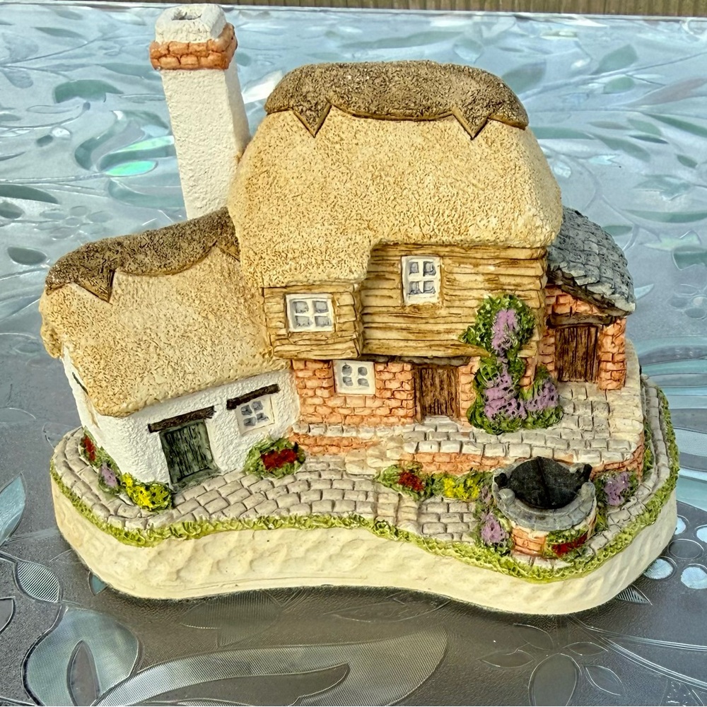 David Winter Birthstone Wishing Well January Cottage –Garnet –1992 –Hand Painted